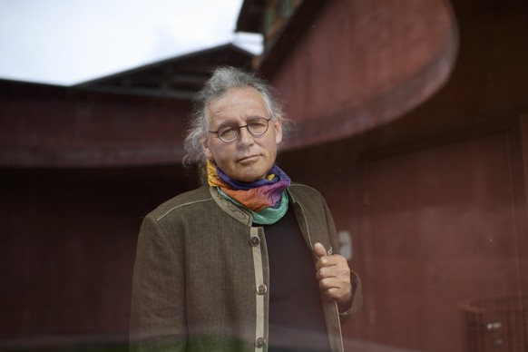 Der Musiker Linard Bardill, Kandidat fuer die Buendner Regierungsratswahlen vom 10. Juni 2018, aufgenommen am Donnerstag, 17. Mai 2018, in Scharans. (KEYSTONE/Gian Ehrenzeller)