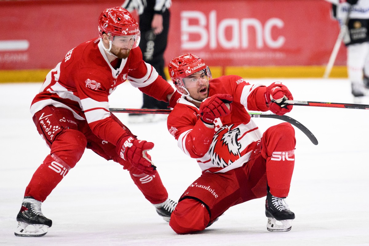 L'attaquant lausannois Francis Pare, droite no 19, celebre le 5eme but de la victoire avec le defenseur lausannois Andrea Glauser, gauche, lors de la rencontre de playoff 1/4 de final acte 2 du c ...