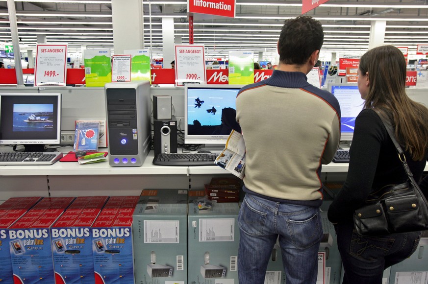 Ein Paar studiert am 19. Februar 2005 in der Computerabteilung des Media Markts in Zuerich Dietlikon das Angebot. (KEYSTONE/Martin Ruetschi) === , ===