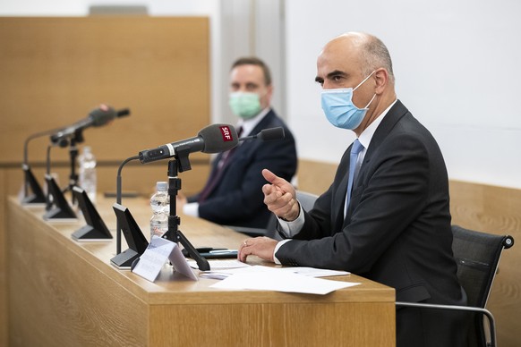 Bundesrat Alain Berset spricht neben Jean-Pierre Gallati, Regierungsrat AG und Vorsteher Departement Gesundheit und Soziales, waehrend einer Medienkonferenz, am Donnerstag, 25. Februar 2021, in Aarau. ...