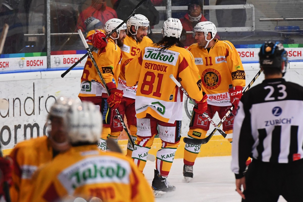Langnau's Benjamin Neukom, right, celebrates the 1-2 goal together with his teammates, during the preliminary round game of the National League between HC Ambri Piotta and SCL Tigers, at the ice  ...