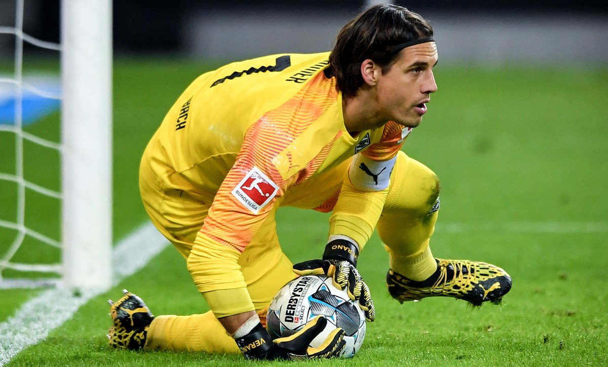 epa08163814 Moenchengladbach's goalkeeper Yann Sommer in action during the German Bundesliga soccer match between Borussia Moenchengladbach and FSV Mainz 05 at Borussia-Park in Moenchengladbach,  ...