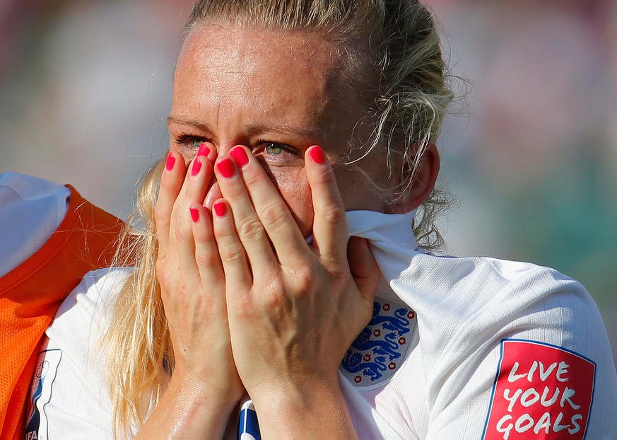 Die Engländerin Laura Bassett ist untröstlich. Soeben hat sie mit einem Eigentor das WM-Halbfinale entschieden.