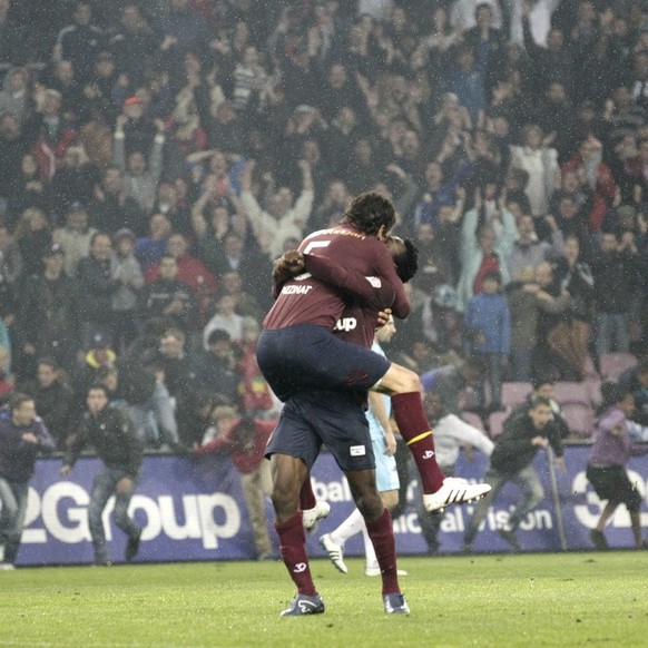 Les joueurs du Servette Lionel Pizzinat, gauche, et Laglais Xavier Kouassi, droite, fetent leur victoire apres avoir battu le AC Bellinzona lors de la rencontre de barrage promotion - relegation de Su ...