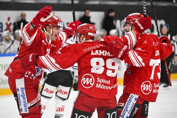 Die Rapperswiler Nando Eggenberger, 1-0 Torschuetze Dominic Lammer, und Petr Cajka, von links, im Eishockeyspiel der National League zwischen den Rapperswil-Jona Lakers und dem dem HC Lugano, am Diens ...