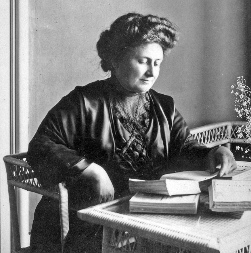 Maria Montessori, aufgenommen 1913.
https://commons.wikimedia.org/wiki/File:Maria_Montessori1913.jpg