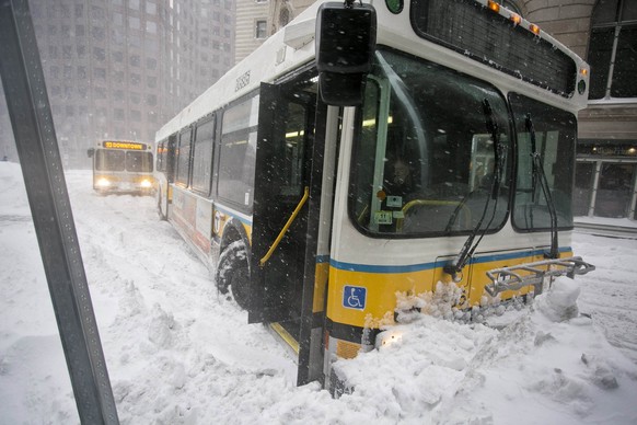 Kein Durchkommen. Dieser Bus blieb in Boston im Schnee stecken.&nbsp;