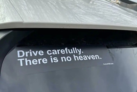 Okay bei diesen Autoaufklebern mussten wir lachen. 
https://pleated-jeans.com/2024/09/18/hilarious-bumper-stickers/