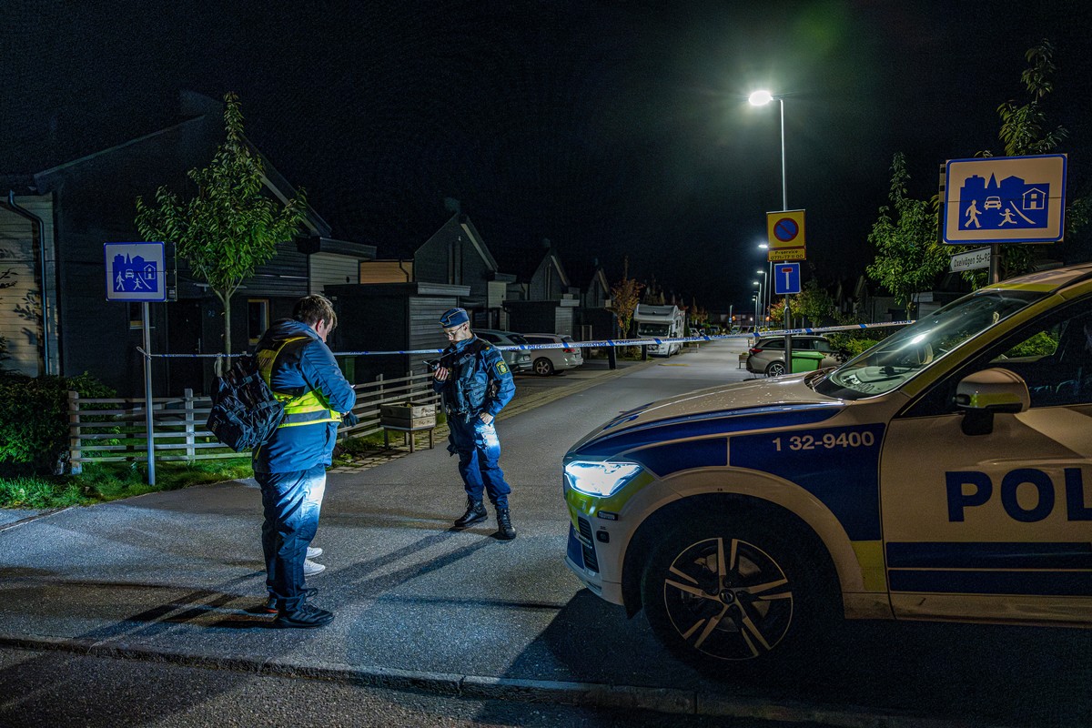 epa10916191 Swedish police has cordoned off the area of a crime scene in Tullinge, Botkyra suburb, Stockholm, Sweden, 13 October 2023. Two women have died after a shooting in a villa in Tullinge 12 Oc ...