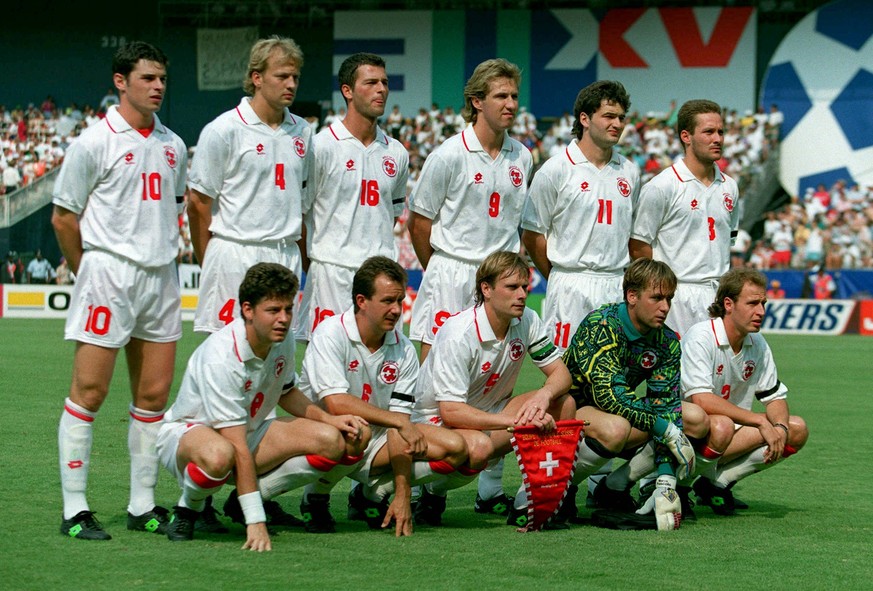 Spain V Switzerland, FIFA World Cup, WM, Weltmeisterschaft, Fussball Finals Round Of 16 Switzerland team group, Mannschaftsbild, Totale br Ciriaco Sforza, Dominique Herr, Thomas Bickel, Adrian Knup, S ...