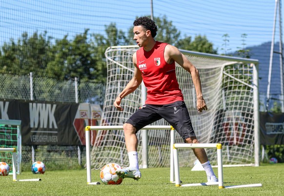 Ruben Vargas (FC Augsburg 16) spielt den Ball im Aufbautraining; FC Augsburg, Trainingslager Scheffau/Tirol, Training, FC Augsburg, Saison 2022-2023 *** Ruben Vargas FC Augsburg 16 plays the ball in t ...