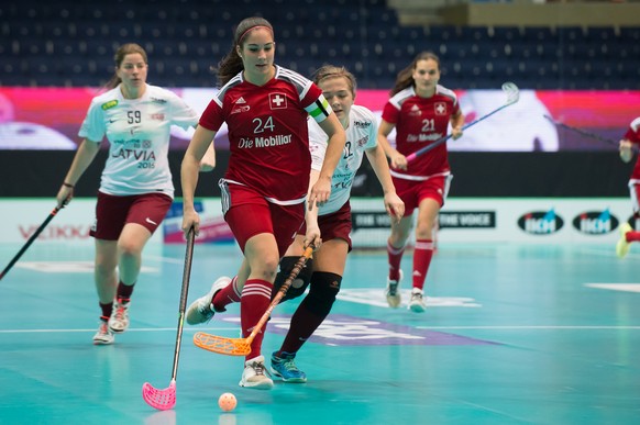 HANDOUT - Flurina Marti (links, Schweiz) gegen Inga Ametere (rechts, Lettland), waehrend dem Viertelfinal Schweiz gegen Lettland, Unihockey Weltmeisterschaft der Damen 2015, 9. Dezember 2015, Hakamets ...