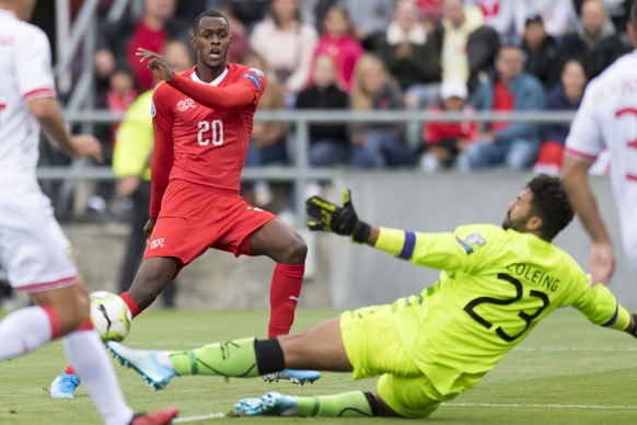 Switzerland&#039;s midfielder Edimilson Fernandes, left, fights for the ball with Gibraltar&#039;s goalkeeper Dayle Coleing, right, during the UEFA Euro 2020 qualifying Group D soccer match between th ...