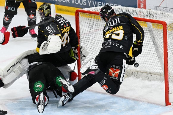 Ajoies Goalie Damiano Ciaccio, links, und T.J. Brennan, rechts, geschlagen von Lausannes Tim Bozon, unten zum 1:2, beim Eishockey-Qualifikationsspiel der National League zwischen dem HC Ajoie und Laus ...