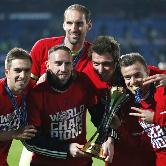 Bayern&#039;s Philipp Lahm, Franck Ribery, Tom Starke, Mario Mandzukic and Xherdan Shaqiri, from left, celebrate with the trophy after winning the final of the soccer Club World Cup between FC Bayern  ...