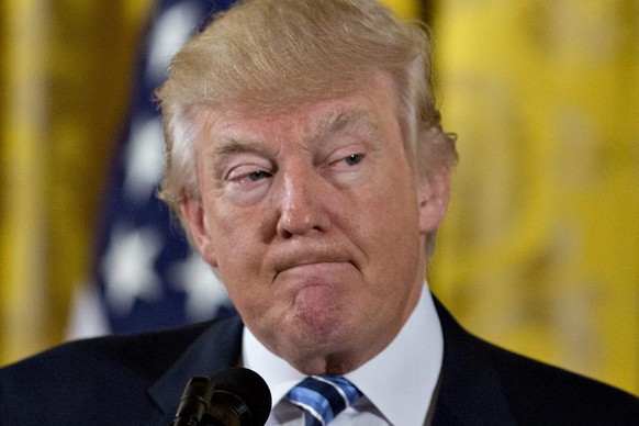 epa05742757 US President Donald J. Trump speaks during a swearing in ceremony of White House senior staff in the East Room of the White House in Washington, DC, USA, on 22 January 2017. EPA/Andrew Har ...