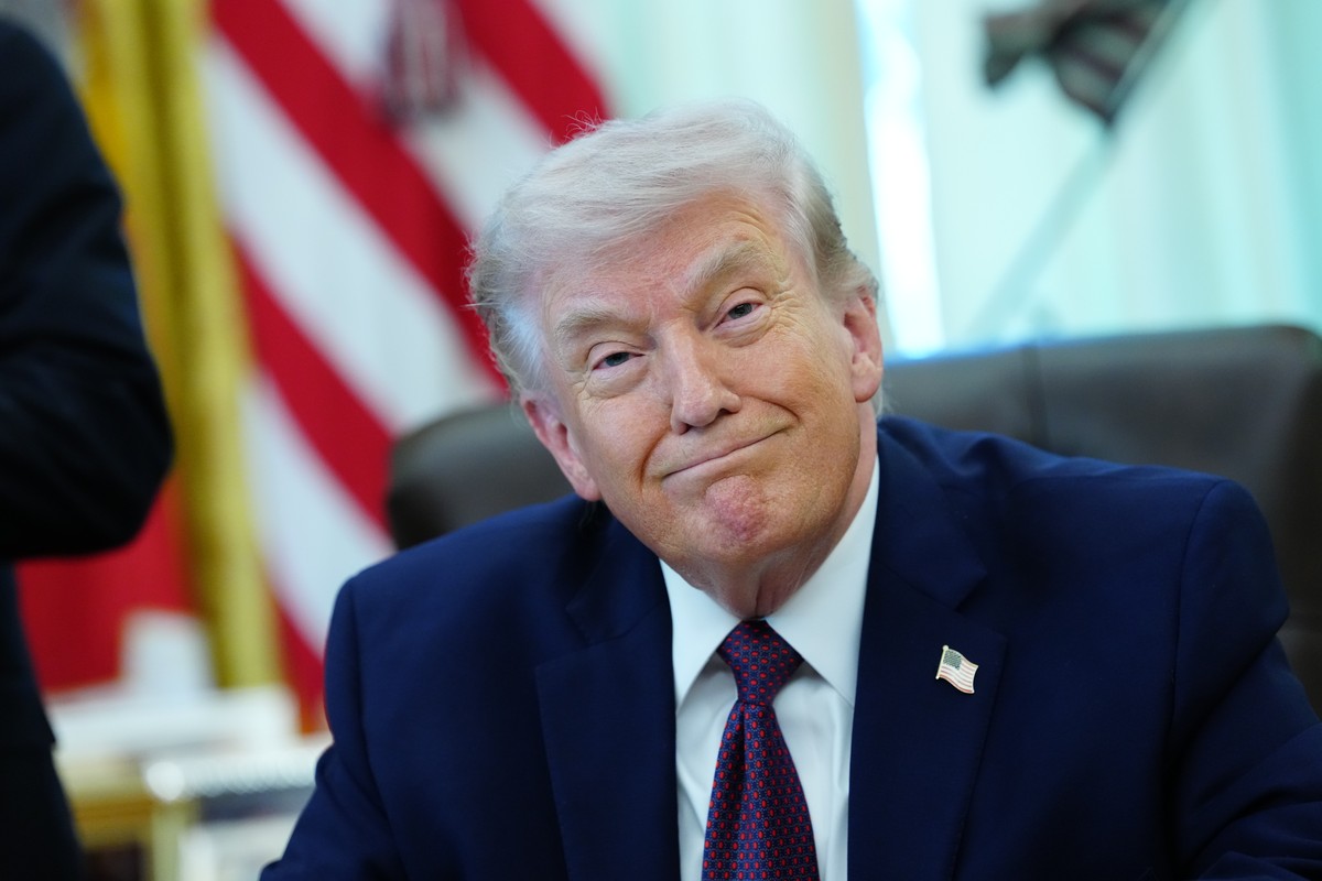 epa12863042 United States President Donald J Trump announces an executive order on election integrity in the Oval Office of the White House in Washington, DC, USA, 31 March 2026. The order directs the ...