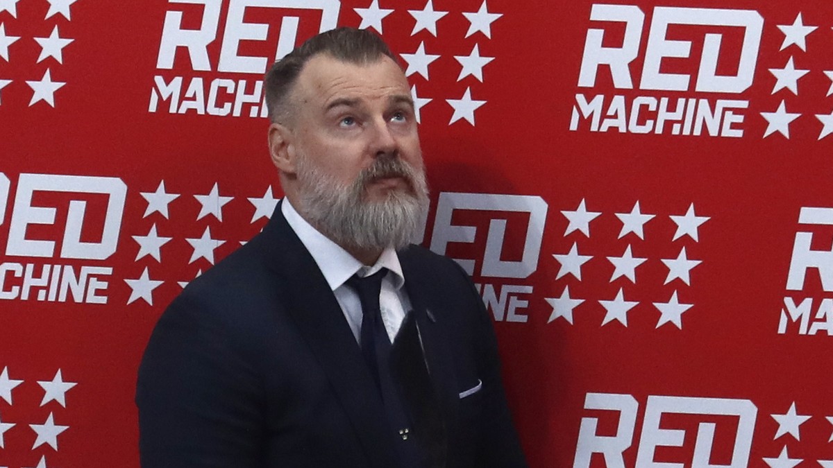 epa07235255 Sweden's head coach Richard Gronborg (C) reacts during the Euro Hockey tour Channel One Cup match between Sweden and Czech Republic, in Moscow, Russia, 16 December 2018. EPA/MAXIM SHI ...