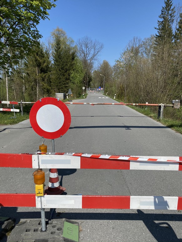 Etwas, dass sogar ich als 40 jähriger Familienvater noch nie erlebt hatte. Geschlossene Grenzen. Eine spezielle Erfahrung - vor allem halt, wenn man so nahe an der Grenze wohnt. Der Verkehr war von ei ...