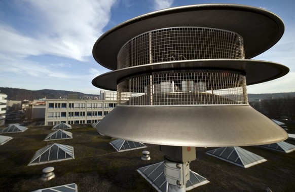 Eine Sirene ist am Dienstag, 3. Februar 2009 auf einem Industriegebaeude in Winterthur montiert. Am Mittwoch, 4. Februar, um 13.30 Uhr wird in der Schweiz der jaehrliche Sirenentest durchgefuehrt. Er  ...