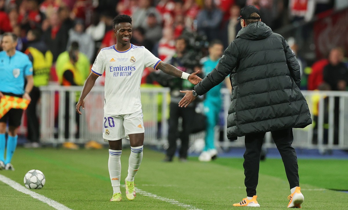 epa09983306 Vinicius Junior (L) of Real Madrid shakes hands with Liverpool manager Juergen Klopp during the UEFA Champions League final between Liverpool FC and Real Madrid at Stade de France in Saint ...