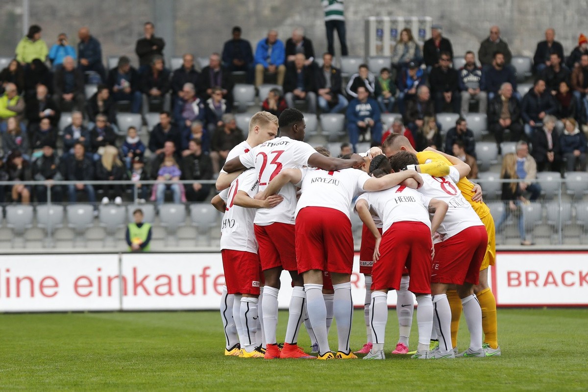 Biels Spieler vor dem Fussballspiel der Challenge League zwischen dem FC Biel und Neuchatel Xamax FCS, in der Tissot-Arena in Biel, am Sonntag, 3. April 2016. (KEYSTONE/Peter Klaunzer)