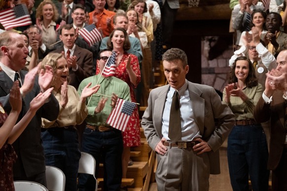Oppenheimer
Filmfehler
https://www.reddit.com/r/MovieMistakes/comments/156ljdy/this_scene_from_oppenheimer_features_50stars_us/