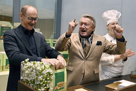 Adalbert Lechner, links, Lindt &amp; Spruengli-CEO und Ernst Tanner, rechts,VR-Praesident im Lindt Museum in Kilchberg am Samstag, 16. November 2024. Am Samstag ist eine auf 500 Stueck limitierte Aufl ...