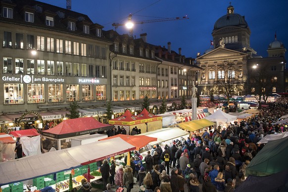 Besucher stroemen in den fruehen Morgenstunden durch die Strassen von Bern waehrend dem traditionellen &quot;Zibelemaerit&quot;, am Montag, 28. November 2016, in Bern. Der Zibelemaerit findet jeweils  ...