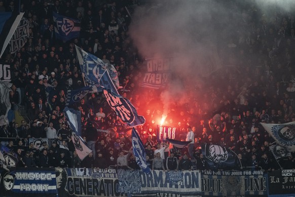 Luzerner Fans im Gaestesektor brennen Pyros ab im Fussball Meisterschaftsspiel der Swiss Super League zwischen dem BSC Young Boys, YB, und dem FC Luzern, FCL, vom Samstag, 19. Oktober 2024 im Stadion  ...