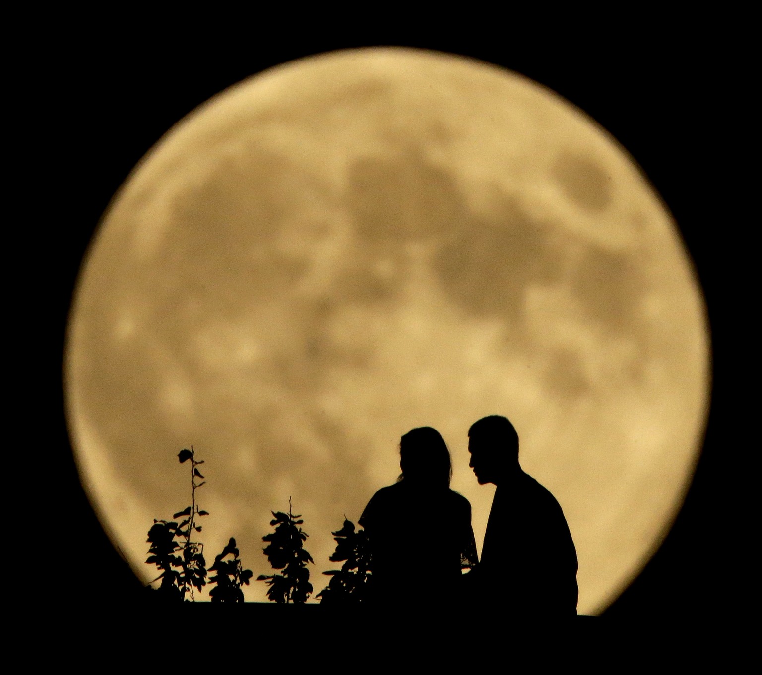 Ein Pärchen vor dem riesigen Supermond am Missouri River in Kansas City, am 8. September 2014. 