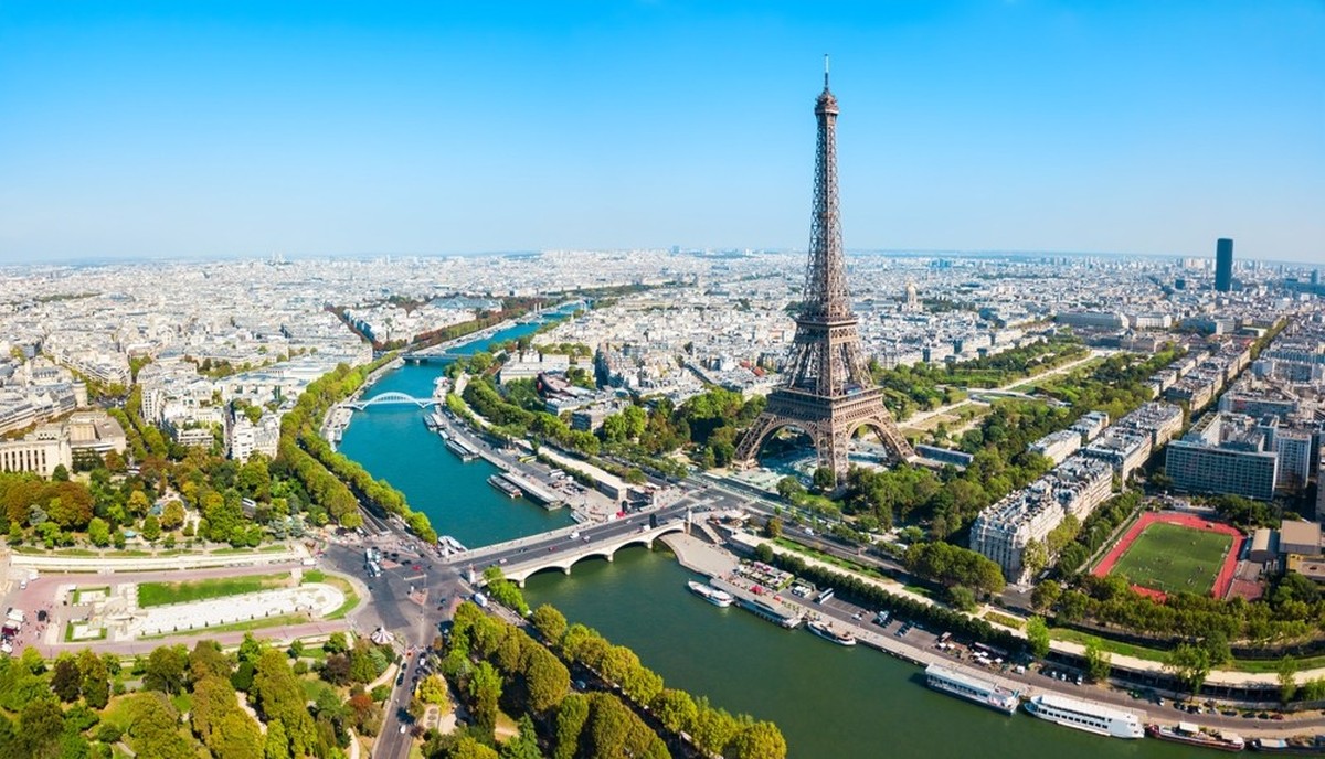 Eiffelturm, Seine oder Rundeiffelantensicht ist ein schmiedeeiserner Gitterturm am Champ de Mars in Paris, Frankreich