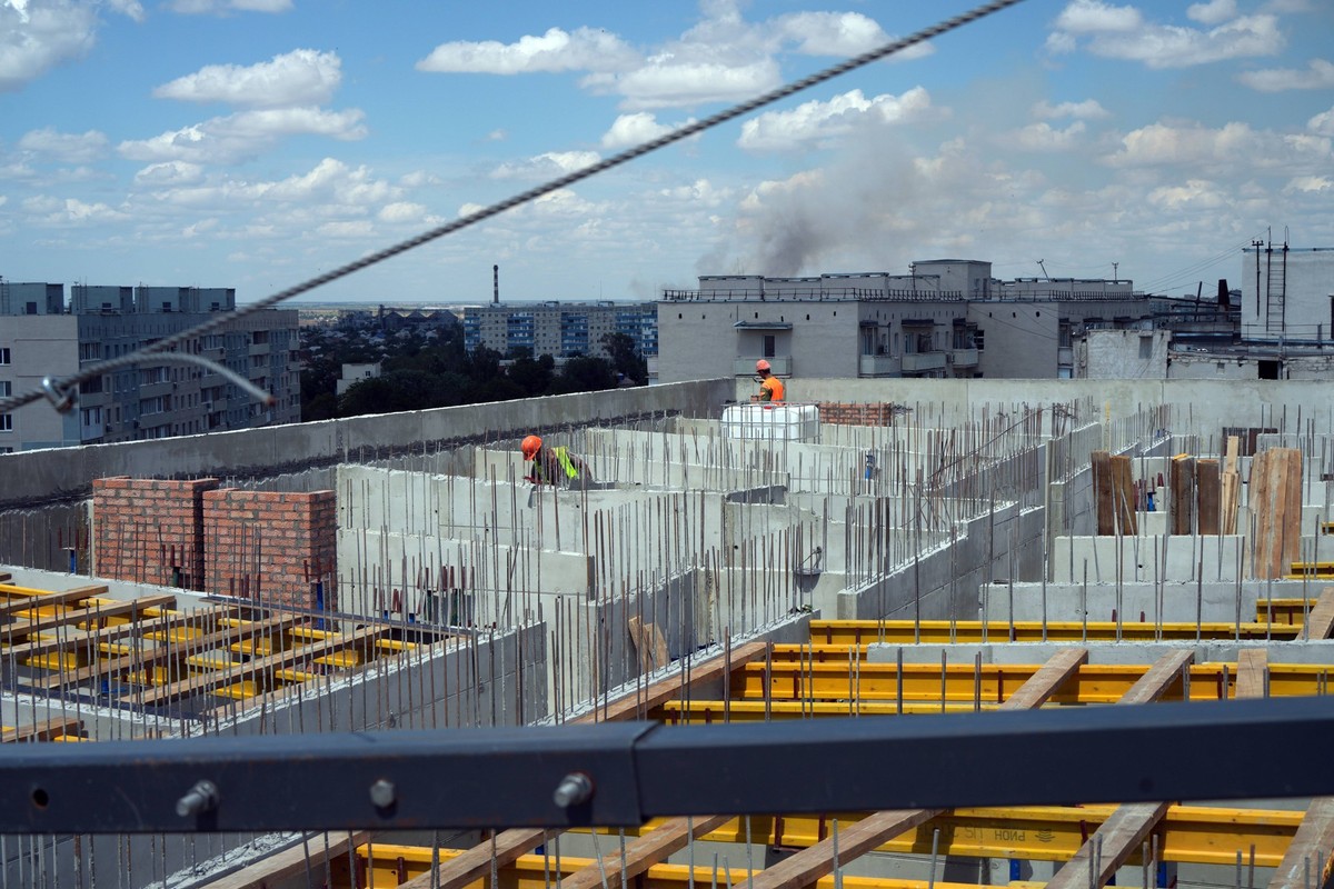 Russia DPR Residential Reconstruction 9210378 22.07.2026 A view shows apartment blocks as reconstruction work continues in Mariupol, the Donetsk People s Republic, Russia. Alexander Ivanov / Sputnik M ...
