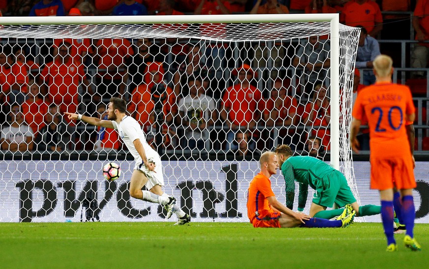 Football Soccer - Netherlands v Greece - International Friendly - Philips Stadion, Eindhoven, Netherlands - 01/09/16 Greece’s Giannis Gianniotas scores. REUTERS/Michael Kooren