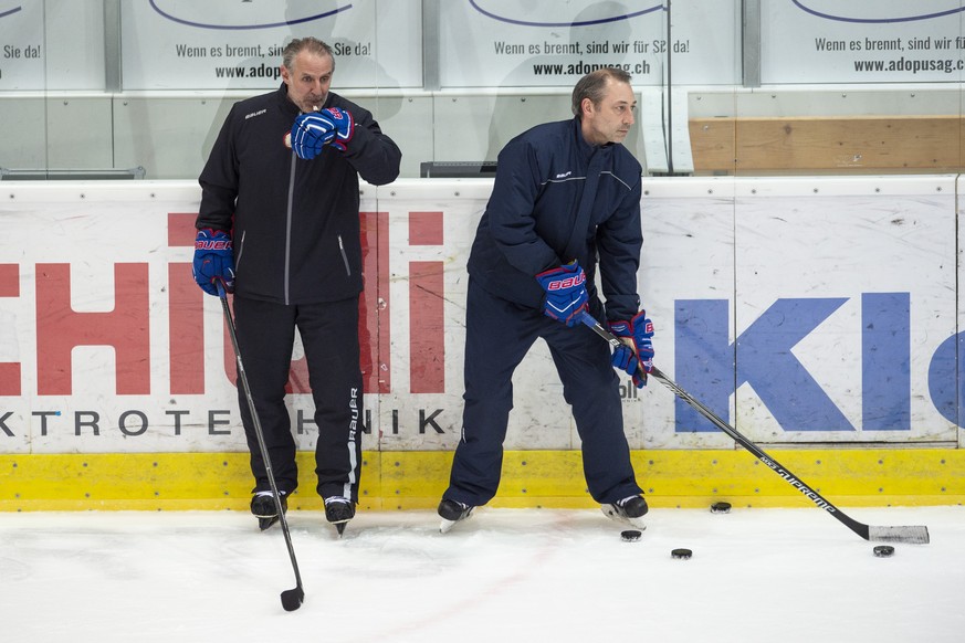 Trainer Andre Roetheli, rechts, Felix Hollenstein Assistenzcoach, links, beim Training des EHC Kloten, in der Swiss Arena in Kloten, Sonntag, 8. April 2018. (KEYSTONE/Patrick Huerlimann)