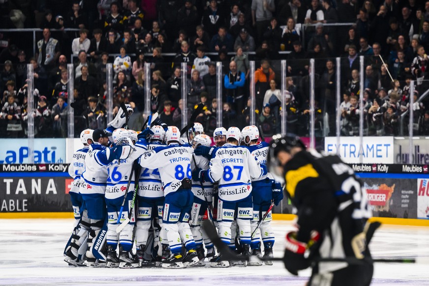 Joie des joueurs des ZSC apres le but de la victoire en prolongation marque par l&#039;attaquant des ZSC Denis Malgin face au gardien du fribourg Reto Berra lors de l&#039;acte 1 de la demi-finale de  ...