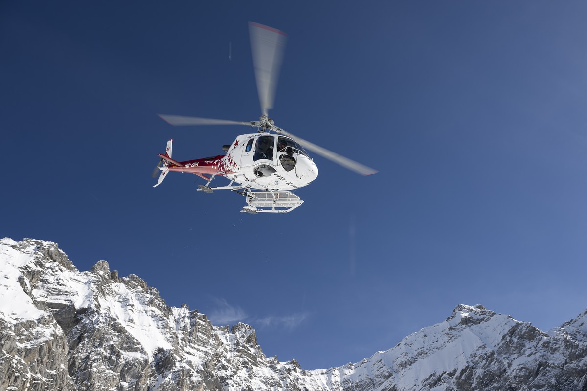 Un helicoptere de la compagnie aerienne suisse Air-Glacier s'envole avec des benevole qui s'appretent a desequiper le Pacheu, lors des preparations de la 77eme course de ski alpinisme " ...