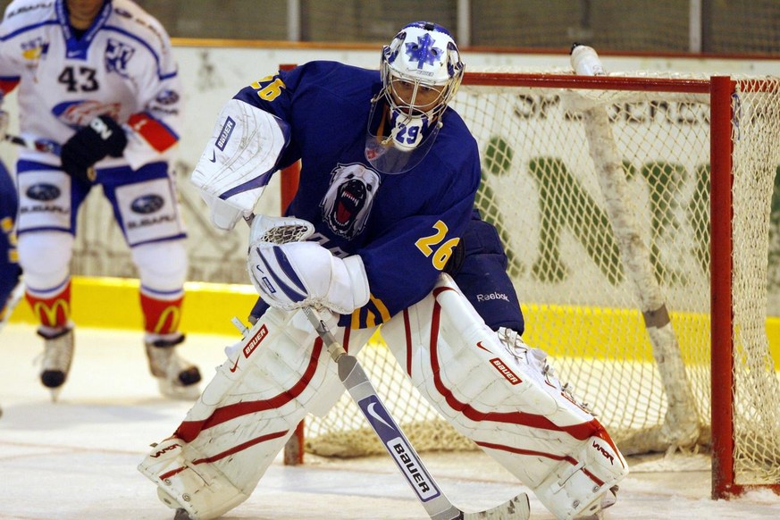 Der Schweizer Nationaltorhueter Martin Gerber beim Trainingsspiel mit seiner neuen russischen Mannschaft Atlant Mytischy gegen den ZSC Lions am Freitag, 14. August 2009, in Engelberg. (KEYSTONE/Urs Fl ...