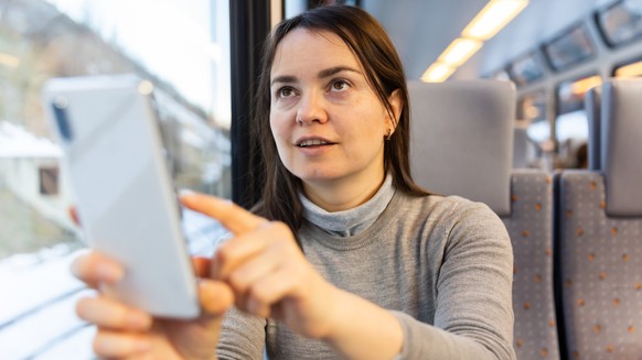 Frau im Zug SBB