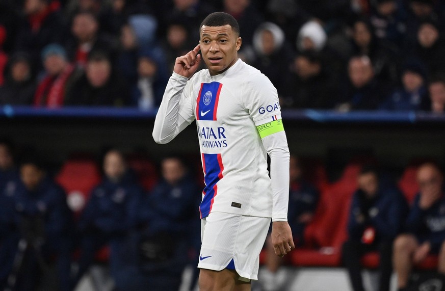 Kylian MBAPPE PSG, skeptisch,Gestik, Aktion,Einzelbild,angeschnittenes Einzelmotiv,Halbfigur,halbe Figur. Fussball Champions League / FC Bayern Muenchen-Paris Saint Germain PSG 2-0, Achtelfinale Rueck ...