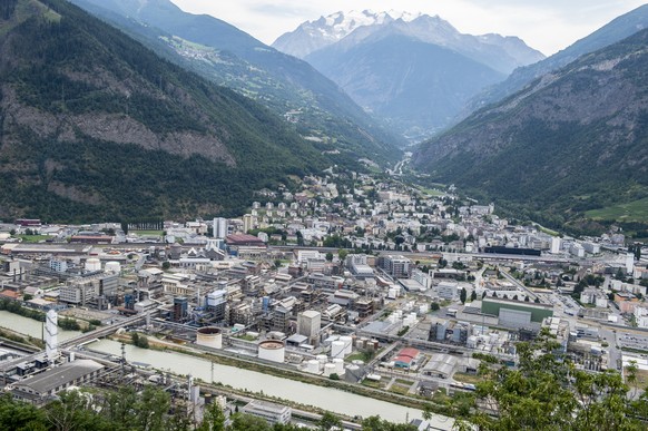 Der Standort Visp von der Lonza fotografiert von Eggenberg aus am Mittwoch, 22. Juli 2015, in Eggerberg, Wallis. Die Lonza kuendigte heute einen Stellenabbau von 90 Mitarbeitern am Standort in Visp an ...