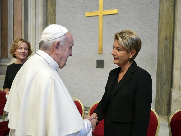 Bundesrätin Karin Keller-Sutter überbringt Papst Franziskus in Rom die besten Wünsche des Bundesrates.