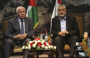 Gazas Hamas-Premierminister Ismail Haniyeh, rechts und der frühere Fatah-Führer Azzam al-Ahmad bei Gesprächen in Gaza.&nbsp;