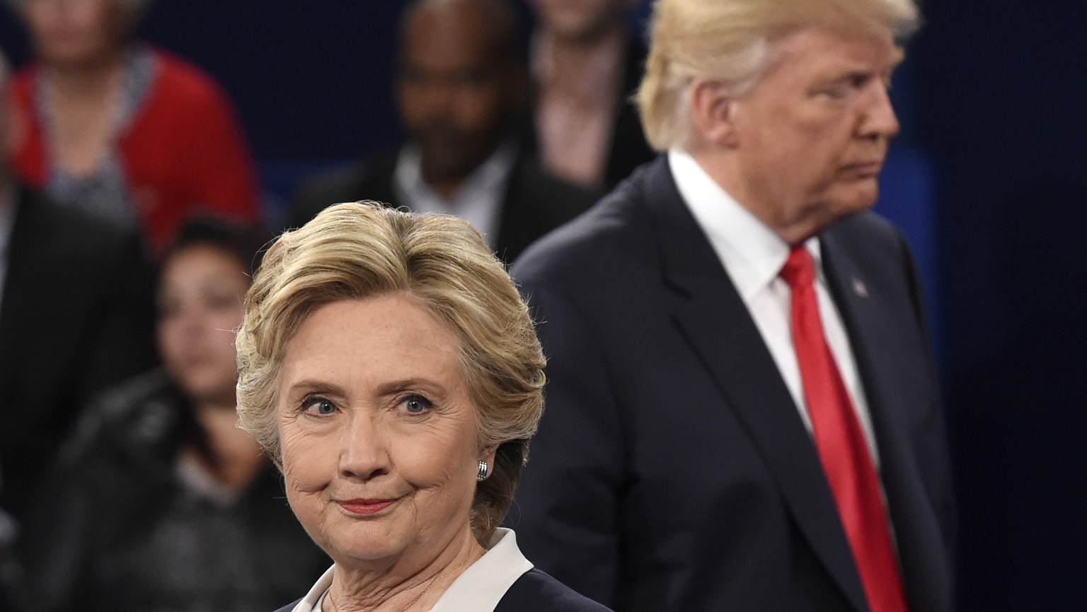 ZU DEN US-PRAESIDENTSCHAFTSWAHLEN AM DIENSTAG, 8. NOVEMBER 2016, STELLEN WIR IHNEN FOLGENDES BILDMATERIAL ZU HILLARY CLINTON ZUR VERFUEGUNG - Democratic presidential nominee Hillary Clinton, left, and ...