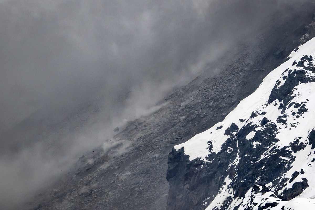 KEYPIX - Steine eines Felssturzes vom Kleines Nesthorn stuerzen auf den Birchgletscher im Loetschental, am Mittwoch, 21. Mai 2025, aufgenommen auf einer Alp ueber der Ortschaft Wiler. Das Dorf Blatten ...