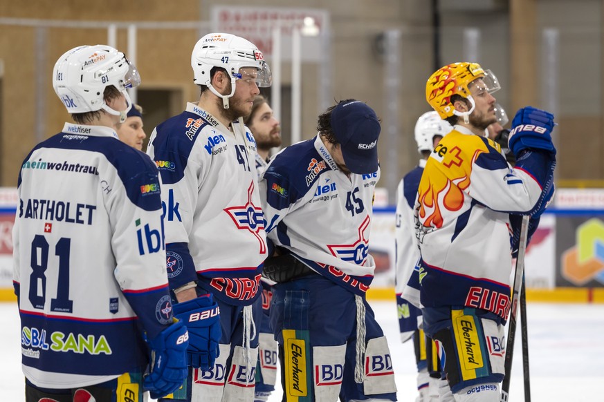 Die enttaeuschten Klotener nach dem verlorenen sechsten Eishockey Playoff-Finalspiel der Swiss League zwischen dem HC Ajoie und dem EHC Kloten, in der Raiffeisen Arena in Pruntrut, am Mittwoch, 28. Ap ...