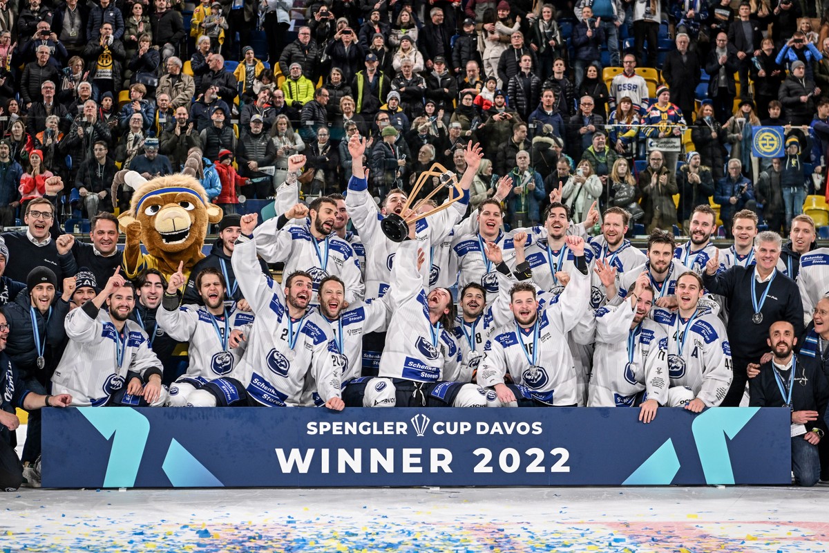 epaselect epa10383808 The team of HC Ambri-Piotta celebrates with the trophy after winning the penalty shootout of the final match between Czech Republic's Sparta Praha and Switzerland's HC  ...