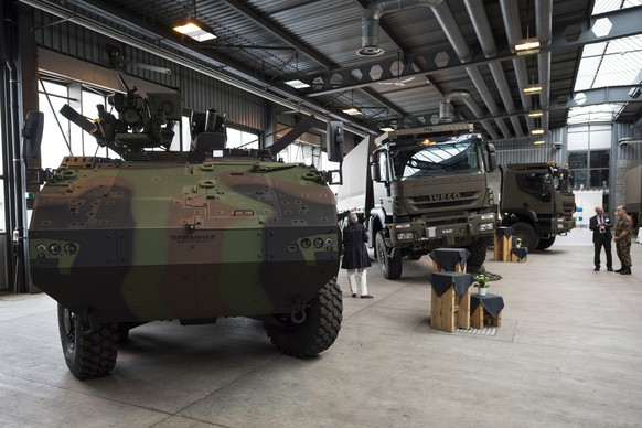 Blick auf den Piranha Schuetzenpanzer mit zwoelf Zentimeter Moerser und Iveco Lastwagen, an der Materialvorfuehrung zur Armeebotschaft 2016 (AB16) in der Kaserne Auenfeld in Frauenfeld, am Dienstag, 1 ...