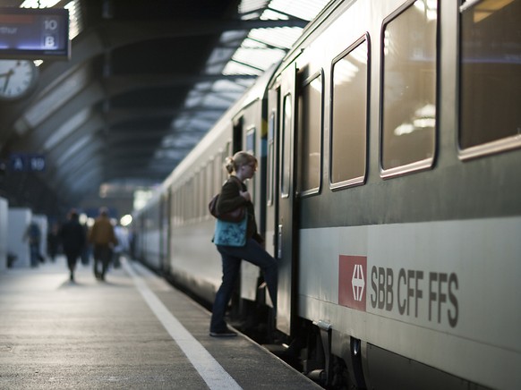 Am Sonntag ist in Baden AG ein Zugchef in der Türe eins Bahnwagens eingeklemmt und mitgeschleift worden. Er erlitt tödliche Verletzungen. (Symbolbild)