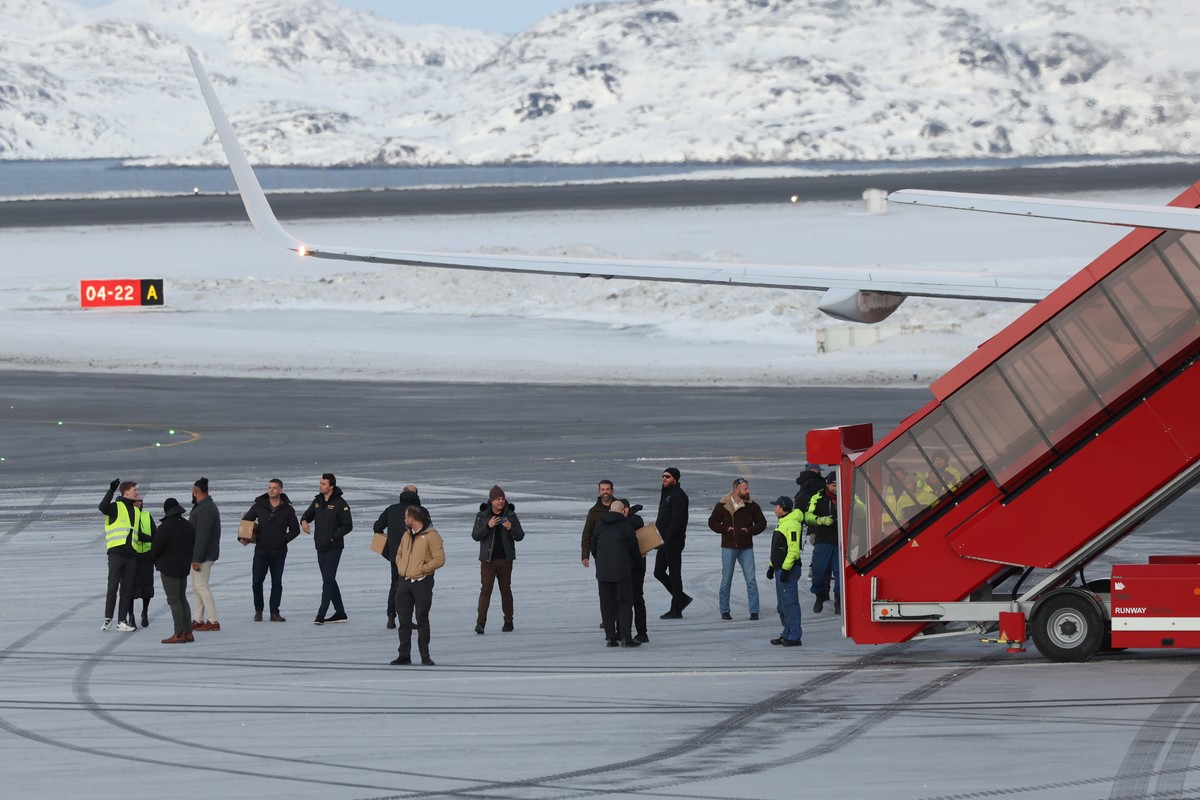 epa11811351 Donald Trump Jr. (C-R) disembarks from an aircraft upon arrival at an airport in Nuuk, Greenland, 07 January 2025. Donald Trump Jr. is on a private visit to the autonomous Danish territory ...